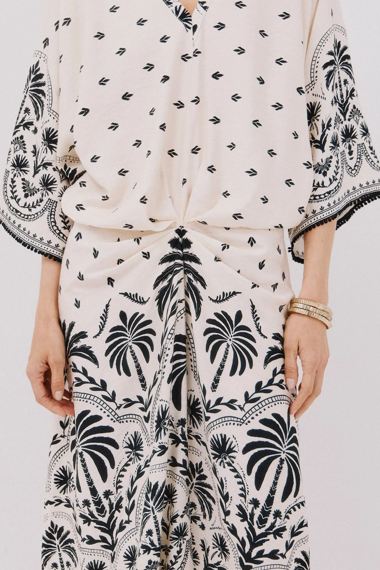 Vestido estampado com franzidos