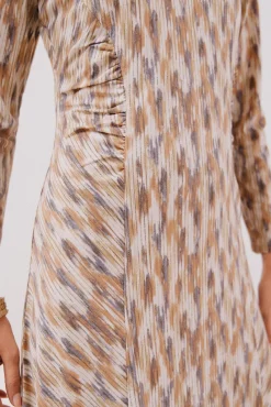 Vestido estampado com franzidos