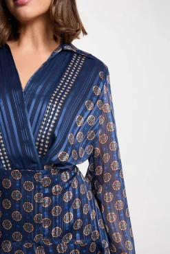 Vestido esvoaçante com gola em V