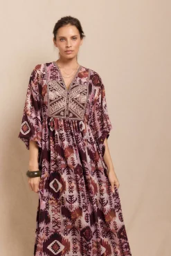 Vestido fluído estampado e bordado