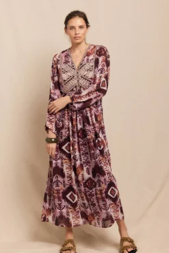 Vestido fluído estampado e bordado