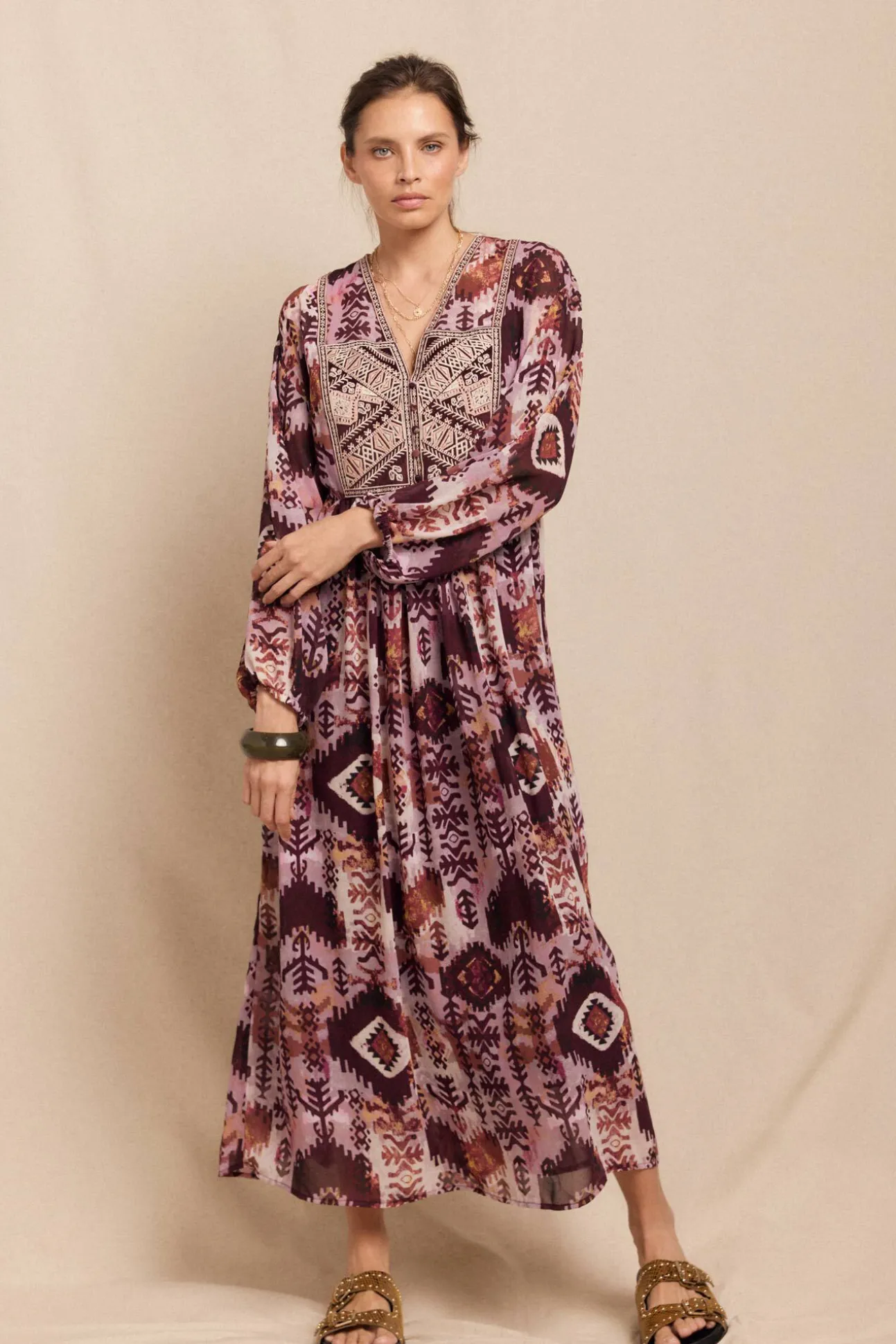 Vestido fluído estampado e bordado