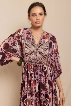 Vestido fluído estampado e bordado