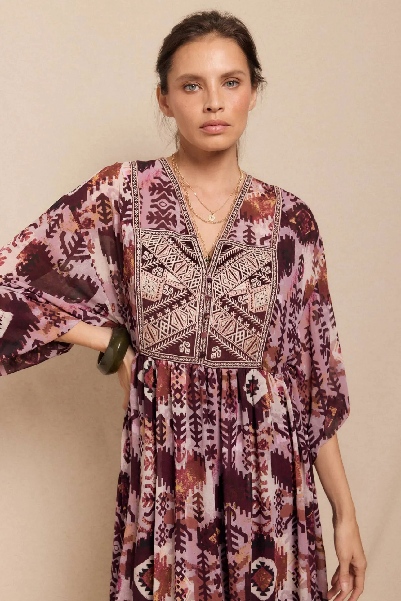 Vestido fluído estampado e bordado