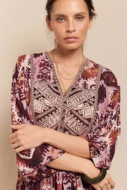 Vestido fluído estampado e bordado