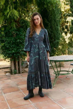 Vestido longo Carmen de manga comprida com estampado de lírio da meia-noite