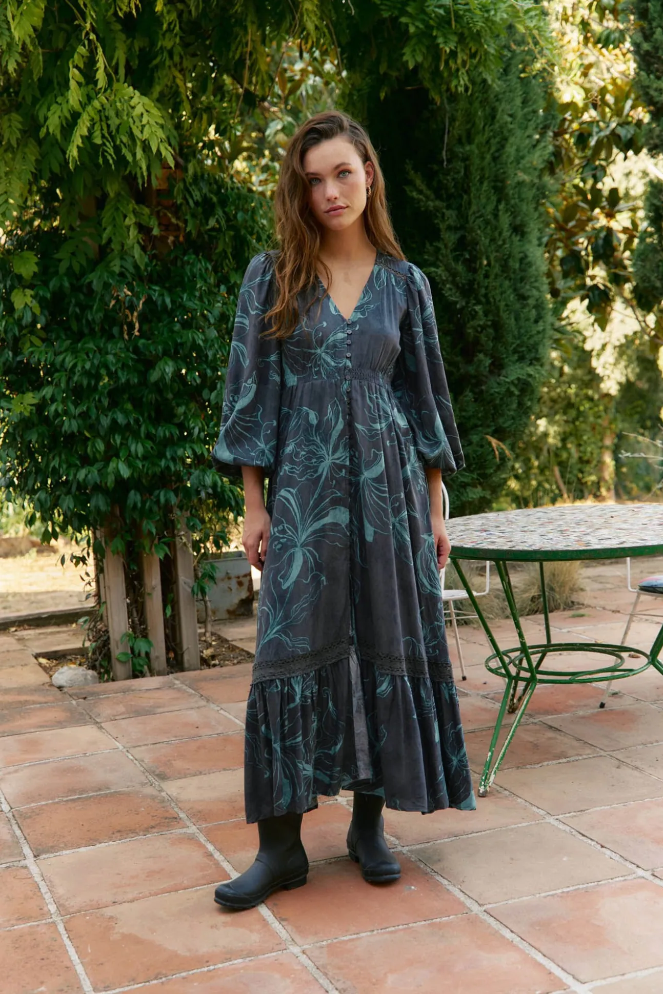 Vestido longo Carmen de manga comprida com estampado de lírio da meia-noite