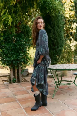 Vestido longo Carmen de manga comprida com estampado de lírio da meia-noite