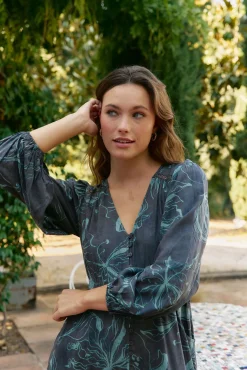 Vestido longo Carmen de manga comprida com estampado de lírio da meia-noite
