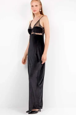 Vestido longo de veludo com caimento fluido e sofisticado