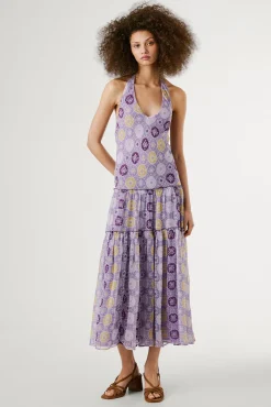 Vestido longo e fluído estampado, mangas.