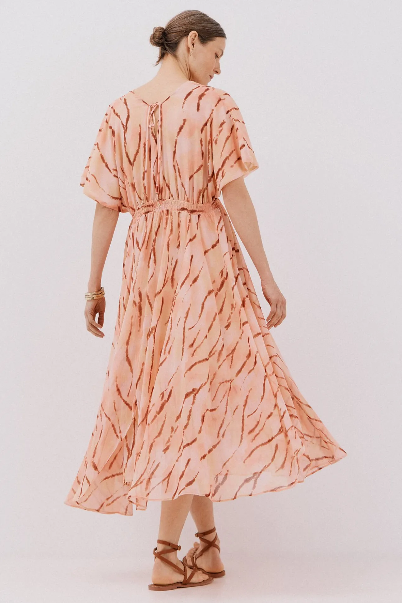Vestido longo e fluído estampado