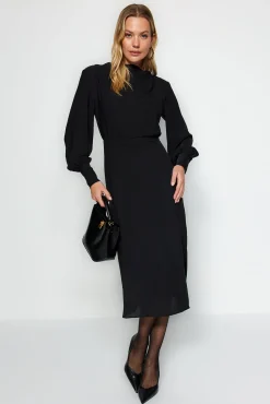 Vestido midi com abertura