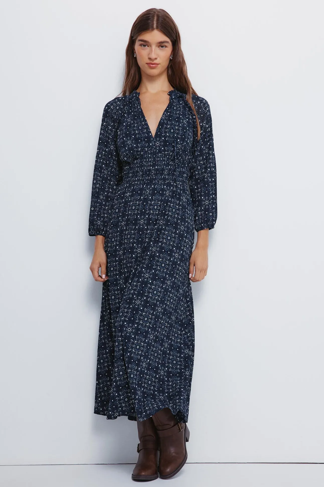 Vestido midi com cintura elástica