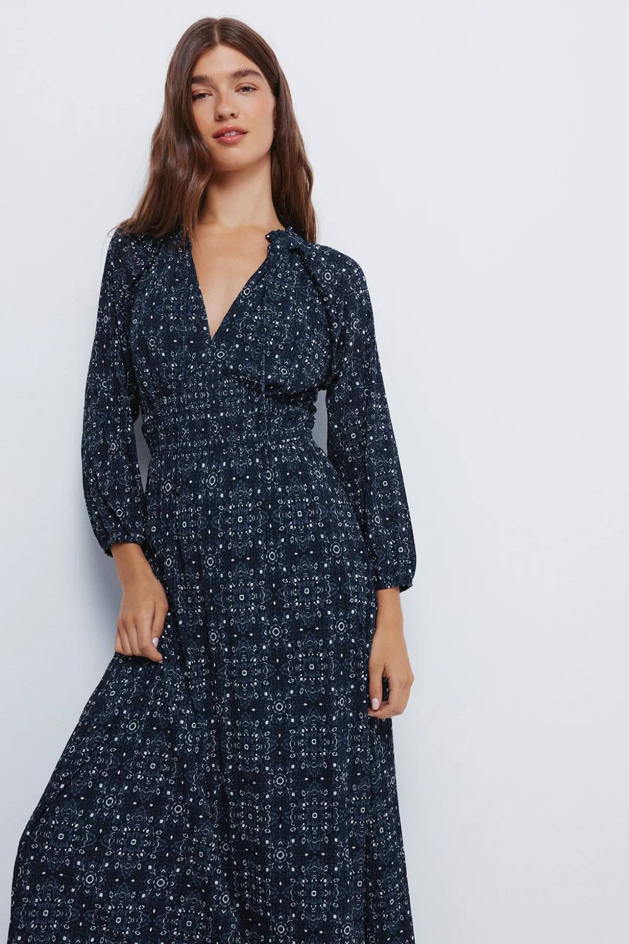 Vestido midi com cintura elástica
