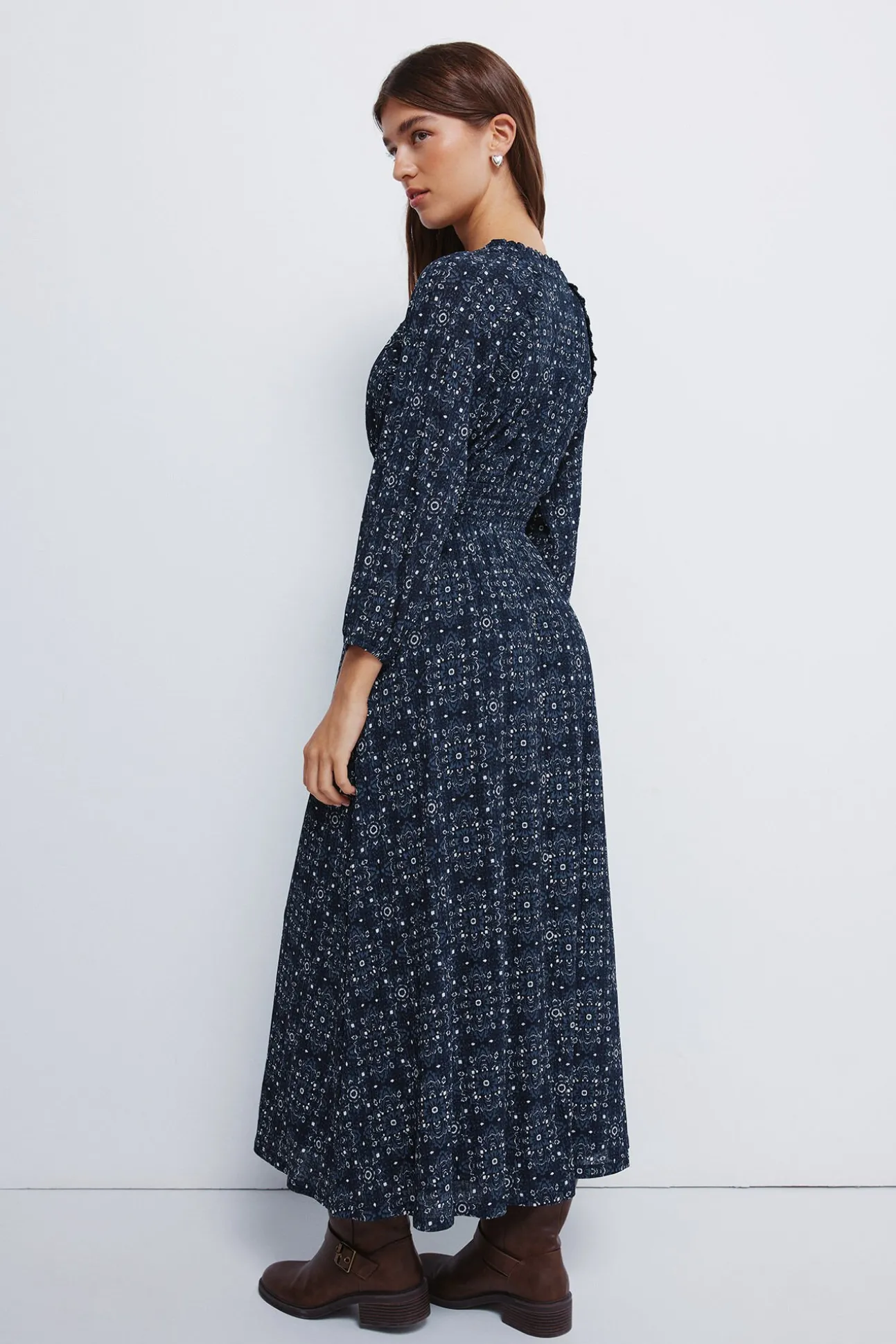 Vestido midi com cintura elástica
