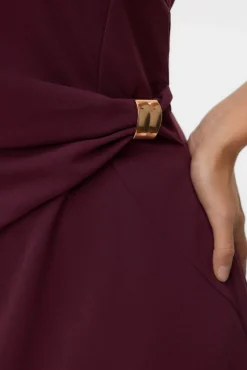 Vestido midi com detalhe de fivela