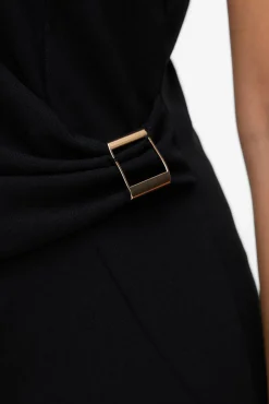 Vestido midi com detalhe de fivela