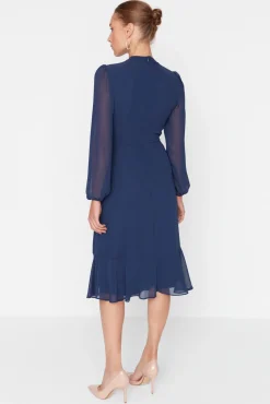 Vestido midi de gola alta