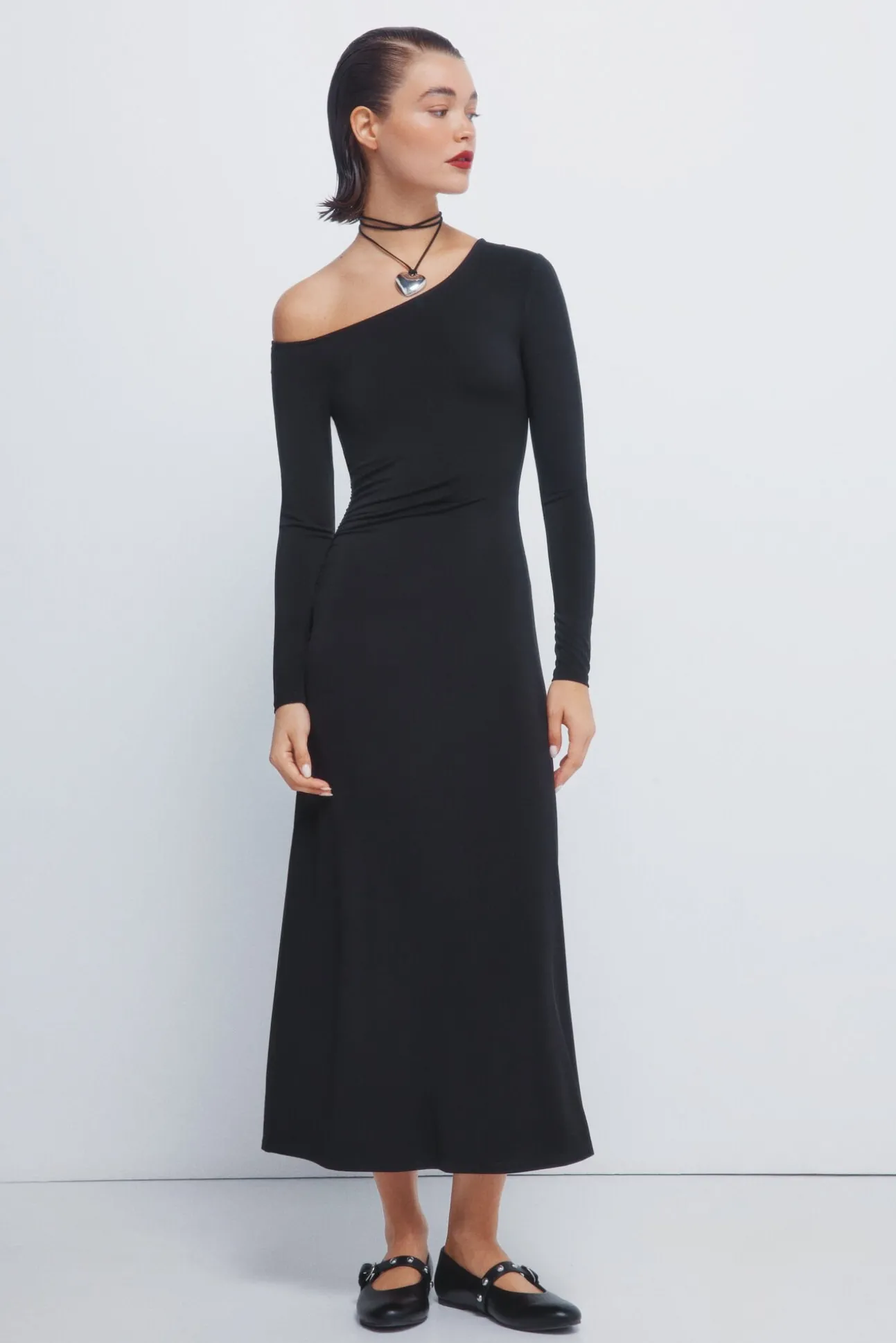 Vestido midi drapeado com decote assimétrico