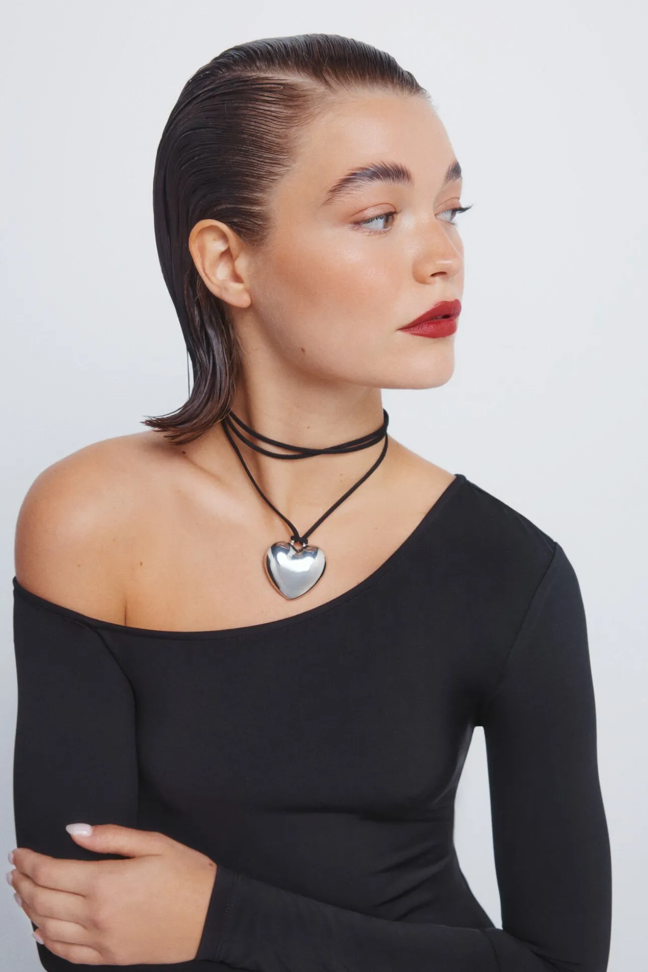 Vestido midi drapeado com decote assimétrico