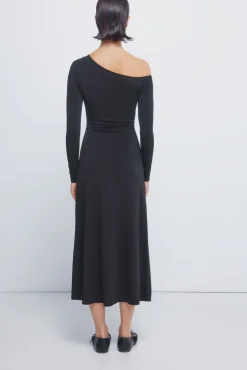 Vestido midi drapeado com decote assimétrico