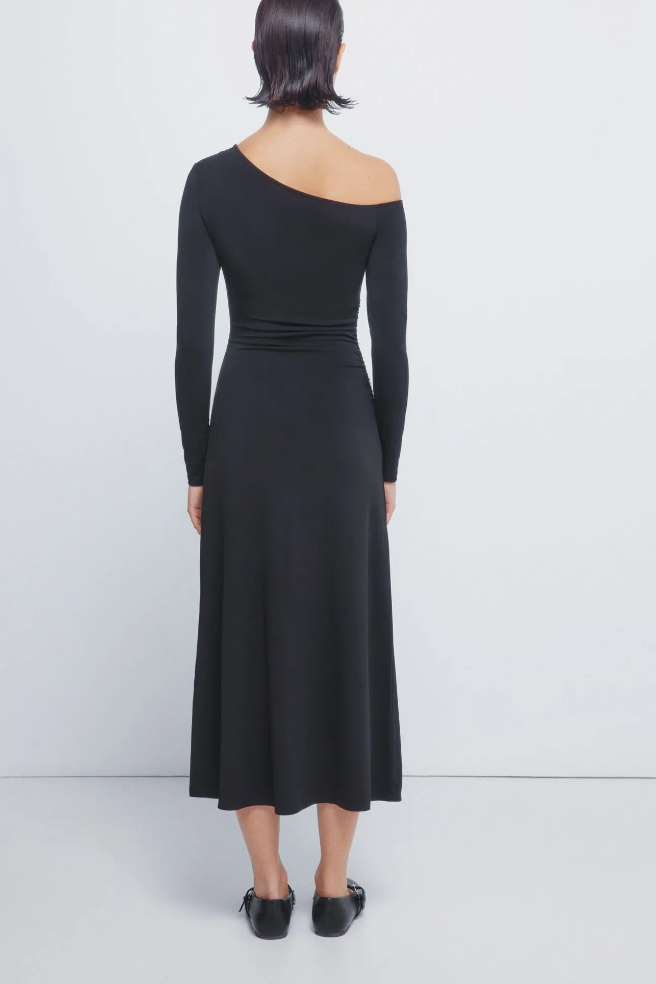 Vestido midi drapeado com decote assimétrico