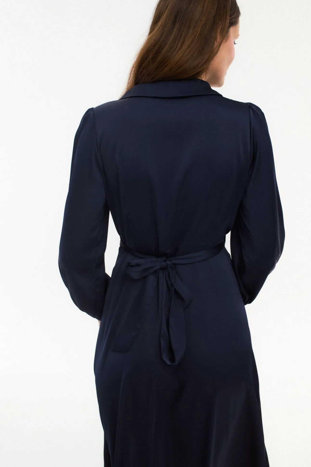 Vestido midi envolvente em cetim