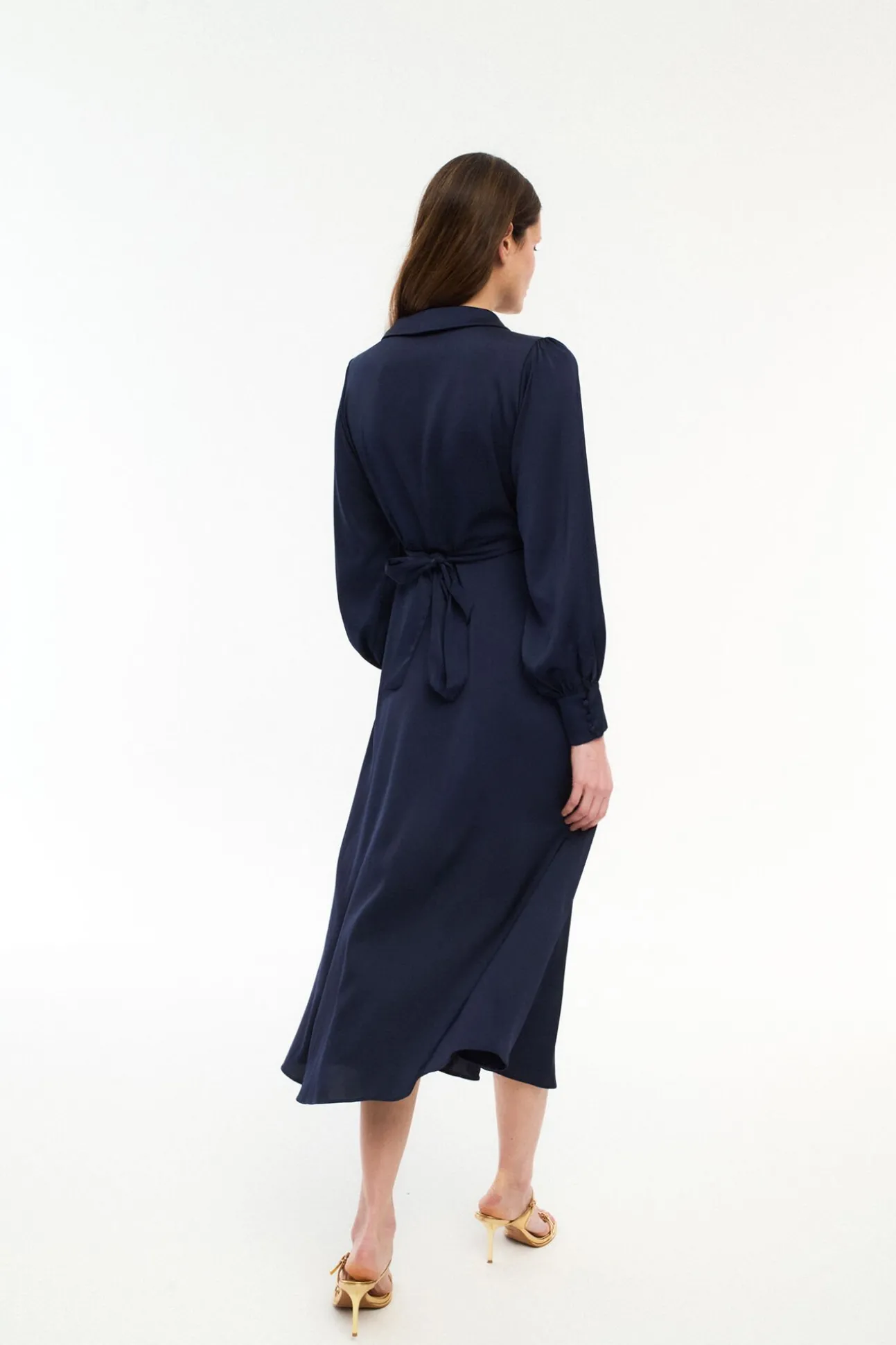 Vestido midi envolvente em cetim