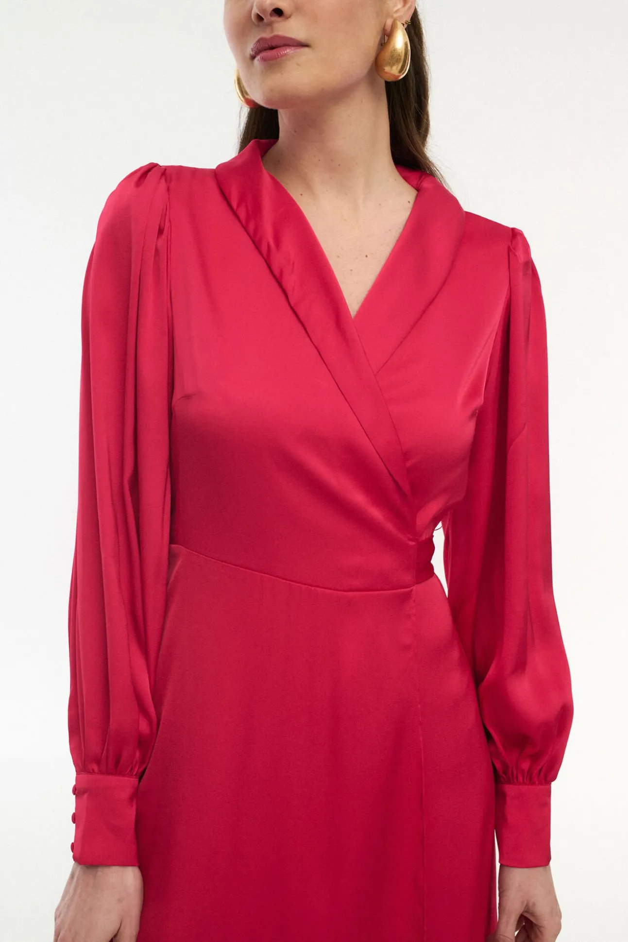 Vestido midi envolvente em cetim