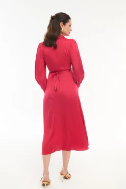Vestido midi envolvente em cetim