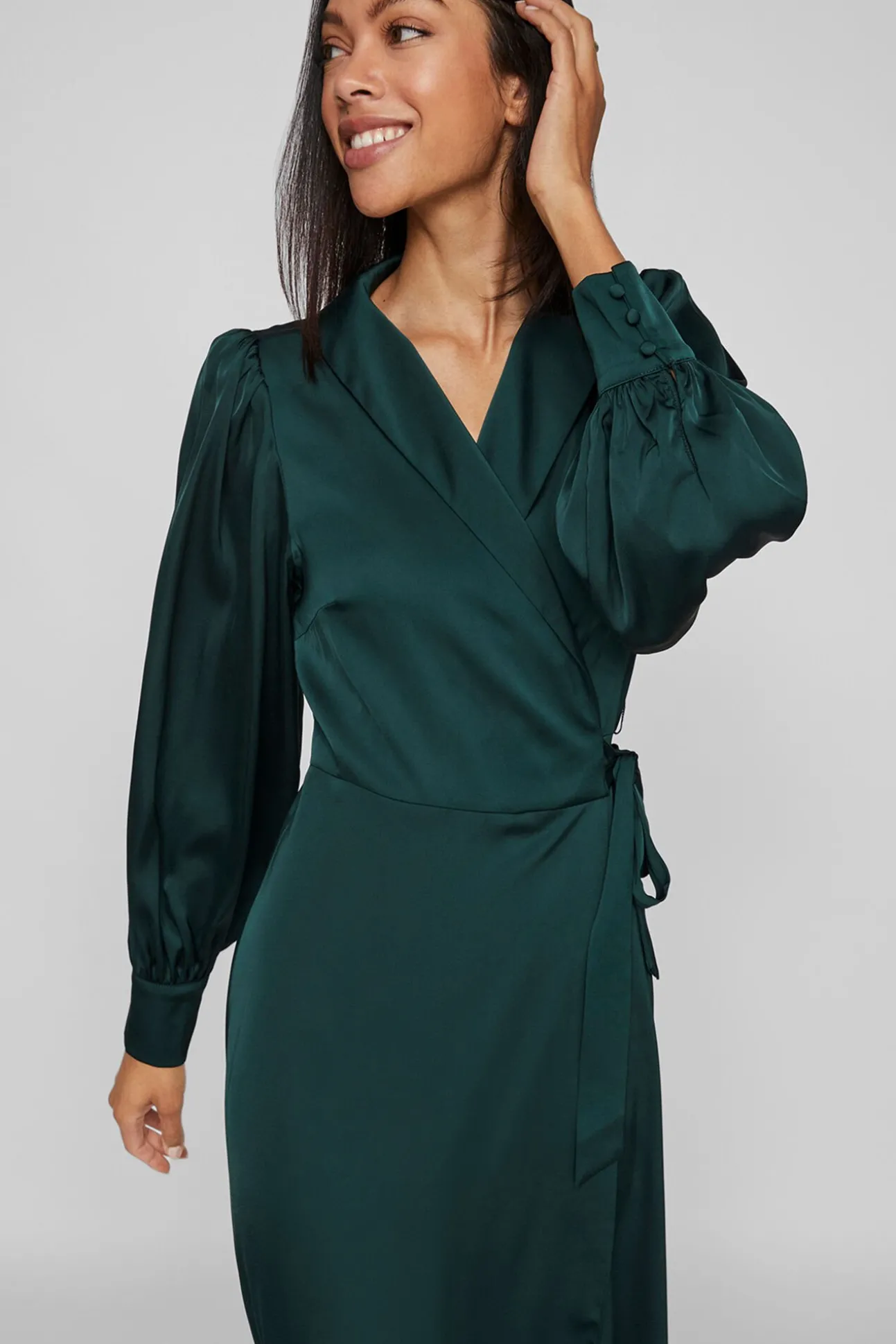 Vestido midi envolvente em cetim