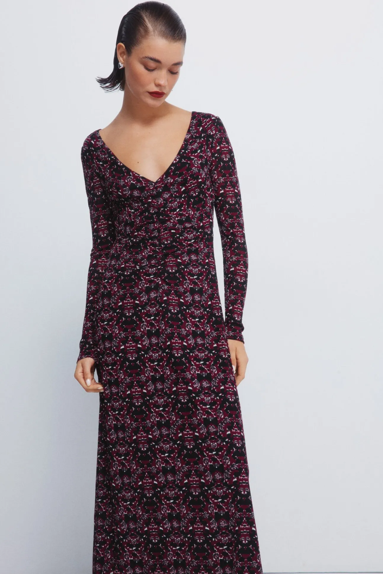 Vestido midi estampado com decote franzido
